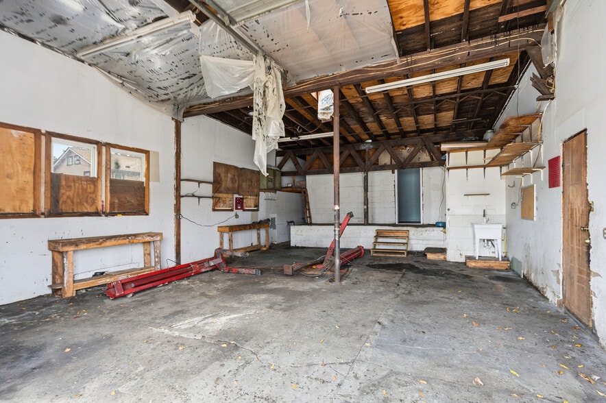 More Photos Of 30 Catlin Ave, Roosevelt Flex For Sale