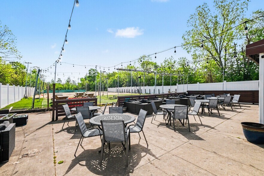 More Photos Of 5153 Fenton Rd, Flint Restaurant For Sale