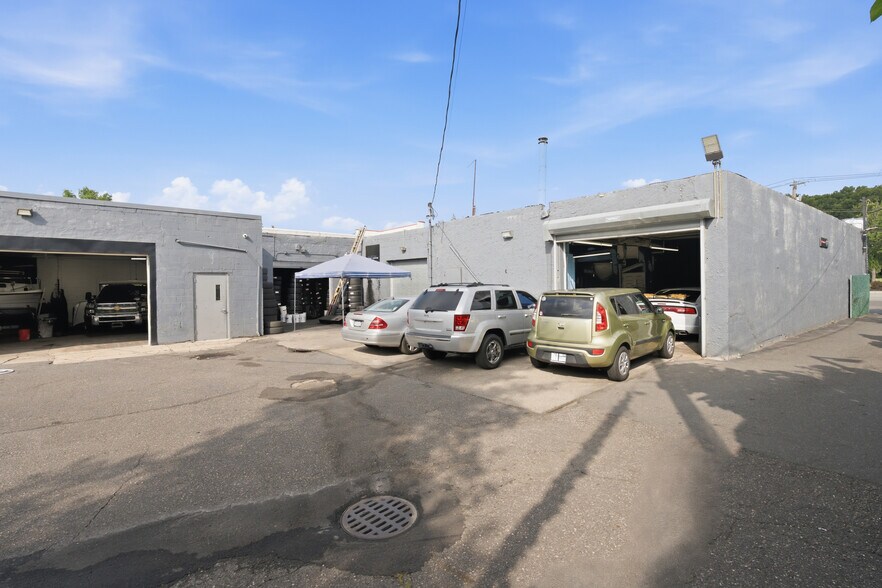 More Photos Of 1850 E Jericho Tpke, Huntington Auto Repair For Sale