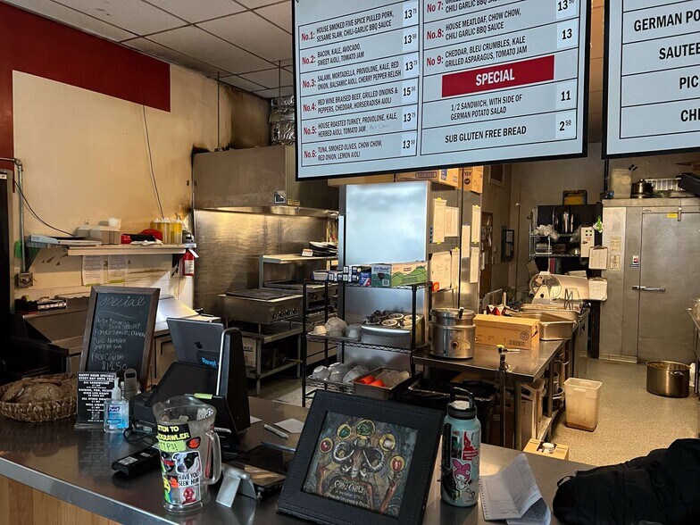 More Photos Of 1701-1719 SE Hawthorne Blvd, Portland Storefront For Sale