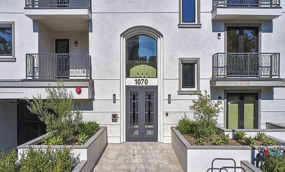 More Photos Of 1070 S Bedford St, Los Angeles Multifamily For Sale