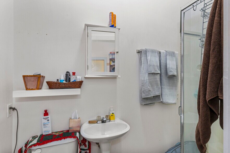 More Photos Of 936 Water St, Port Townsend Storefront Retail Residential For Sale