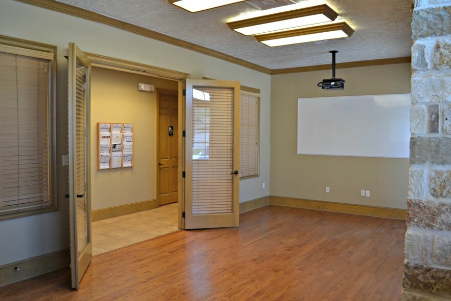 More Photos Of 1801-1805 Hinkle Dr, Denton Medical For Lease
