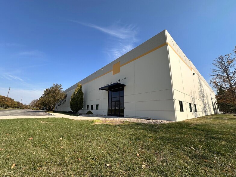 More Photos Of 5701 N Meadows Dr, Grove City Warehouse For Lease