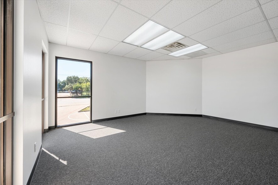 More Photos Of 1175 Post & Paddock Rd, Grand Prairie Office For Lease