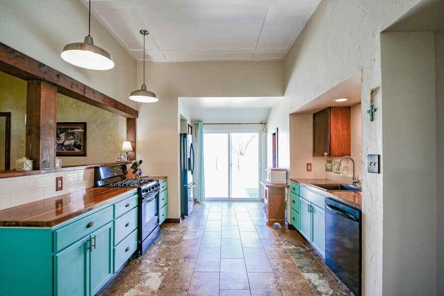 More Photos Of 512 N Travis St, Granbury Hospitality For Sale