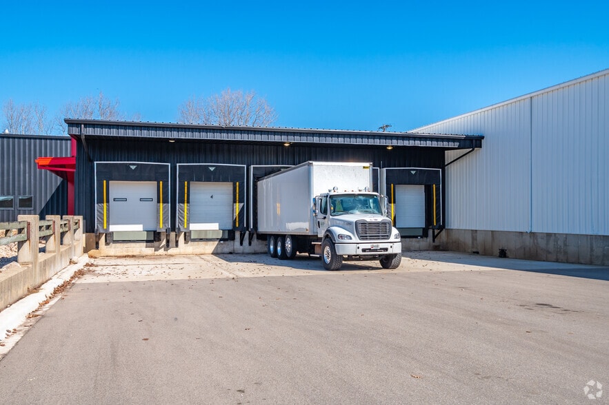 More Photos Of 2919 Packers Ave, Madison Warehouse For Lease