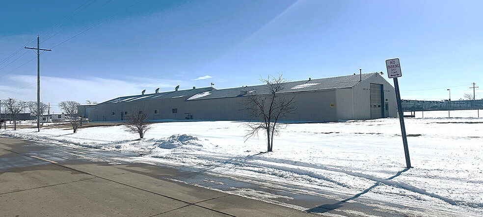 More Photos Of 1915 Beechcraft Rd, Salina Warehouse For Lease