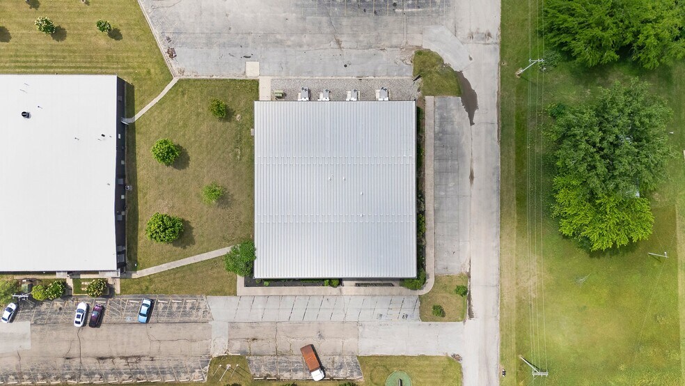 More Photos Of 8645 E Backwater Rd, North Webster Showroom For Lease