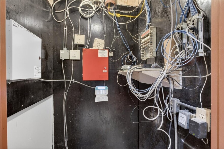 More Photos Of 11831 123 St NW, Edmonton Office For Sale