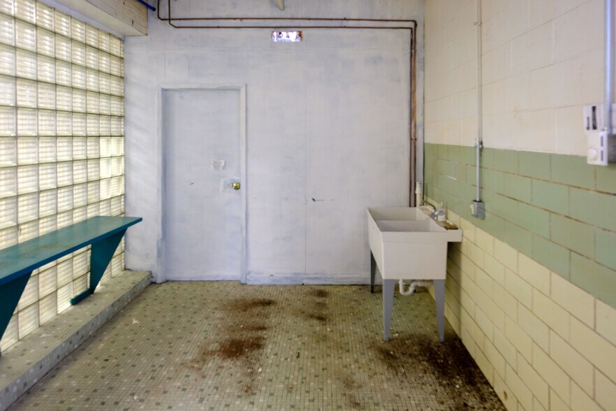 More Photos Of 408 W Main St, Benton Harbor Freestanding For Lease