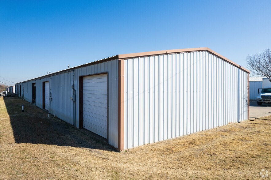 5041 David Strickland Rd, Fort Worth, TX 76119 For Lease