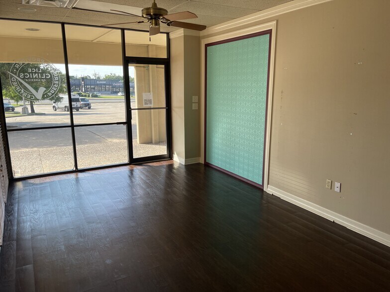 More Photos Of 404 University Dr E, College Station General Retail For Lease