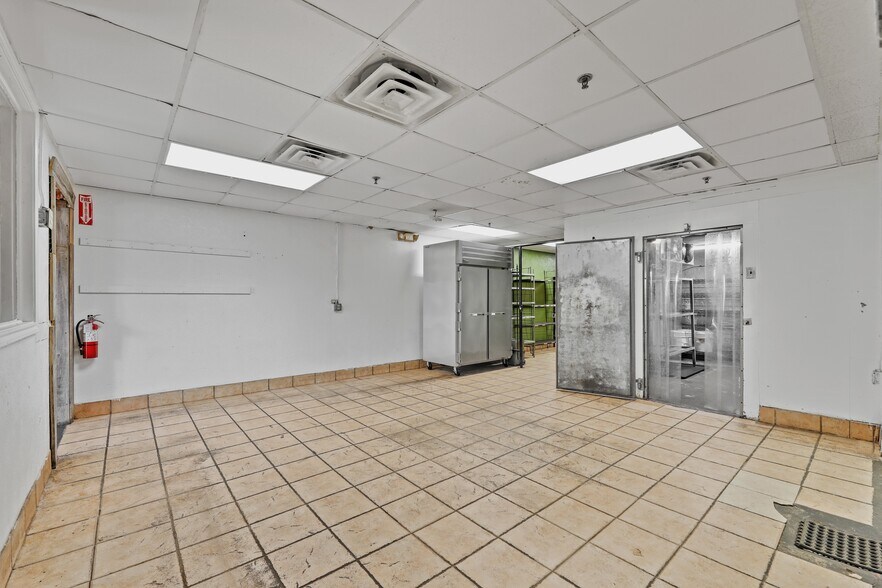 More Photos Of 6915 Spencer Hwy, Pasadena Restaurant For Lease