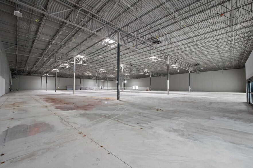 More Photos Of 662-868 E Big Beaver Rd, Troy Storefront For Lease