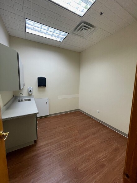 More Photos Of 4861 W 95th St, Oak Lawn Medical For Lease