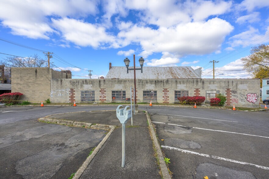 More Photos Of 517-519 Columbia St, Hudson Showroom For Sale