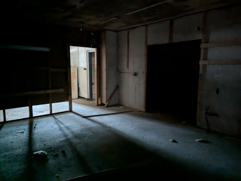 More Photos Of 2416 E Huron Rd, Au Gres Storefront Retail Office For Sale