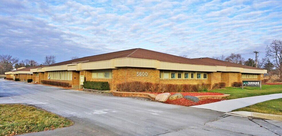 Primary Photo Of 5600 W Maple Rd, West Bloomfield Office For Lease
