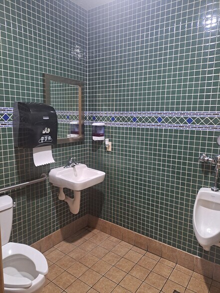 More Photos Of 500 W North St, Enterprise Restaurant For Sale