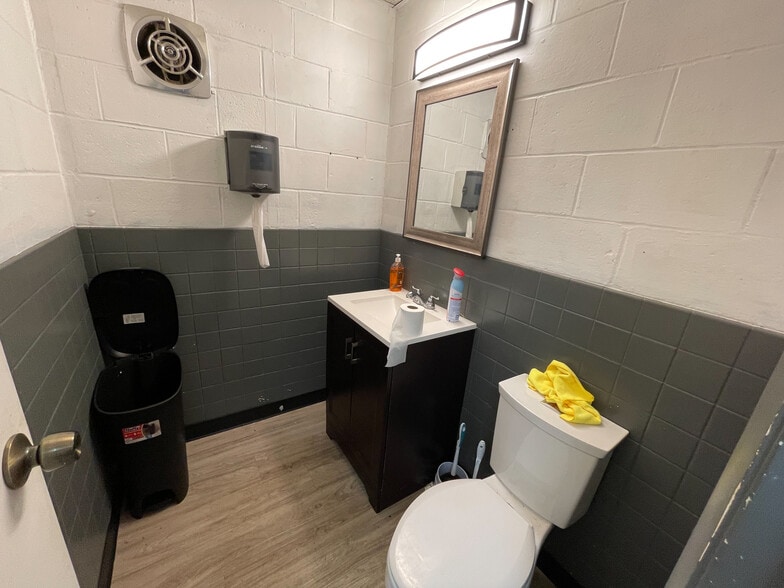 More Photos Of 640 Long Rd, Pittsburgh Light Distribution For Sale