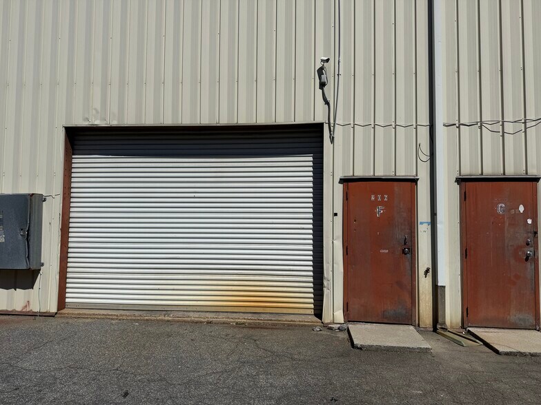 More Photos Of 840 Shallowford Rd NE, Kennesaw Warehouse For Lease