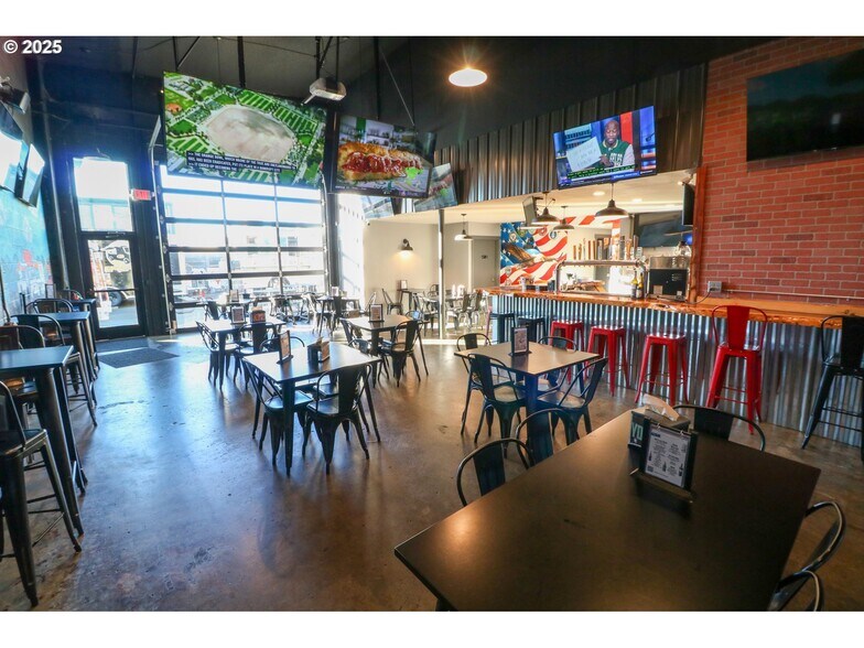 More Photos Of 790 N Bayshore Dr, Coos Bay Freestanding For Sale