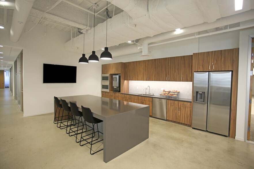 More Photos Of 2121 Avenue of the Stars, Century City Coworking Space