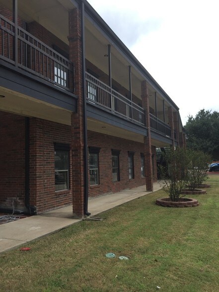 More Photos Of 337 Oaks Trl, Garland Office For Lease