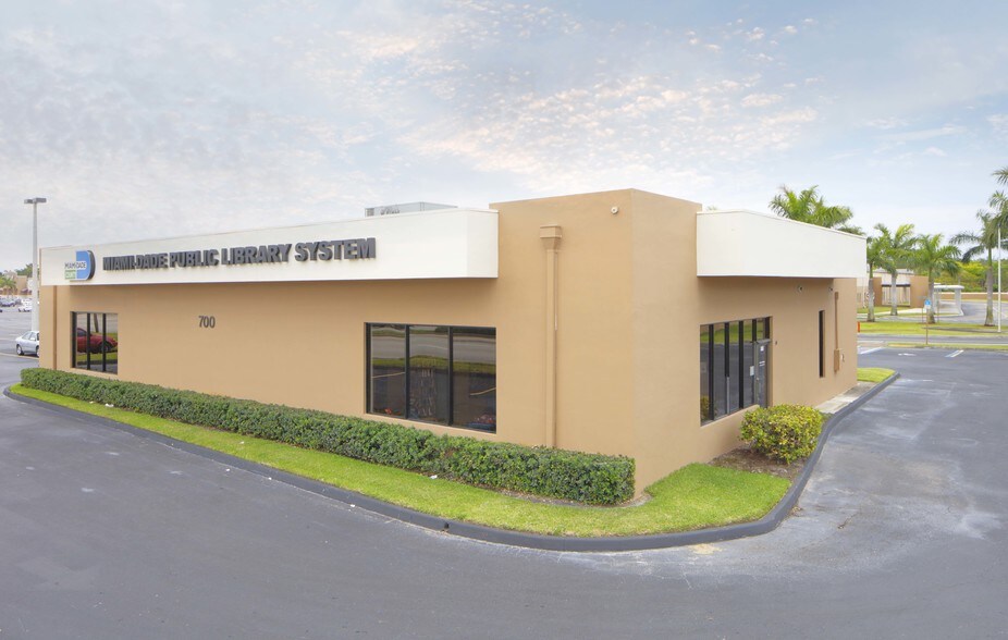 More Photos Of 850-980 Ives Dairy Rd, Miami Storefront For Lease