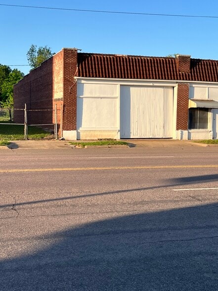 More Photos Of 820 W Broadway St, Muskogee Flex For Sale