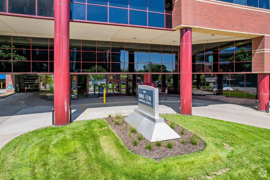 More Photos Of 910 E 26th St, Minneapolis Medical For Lease