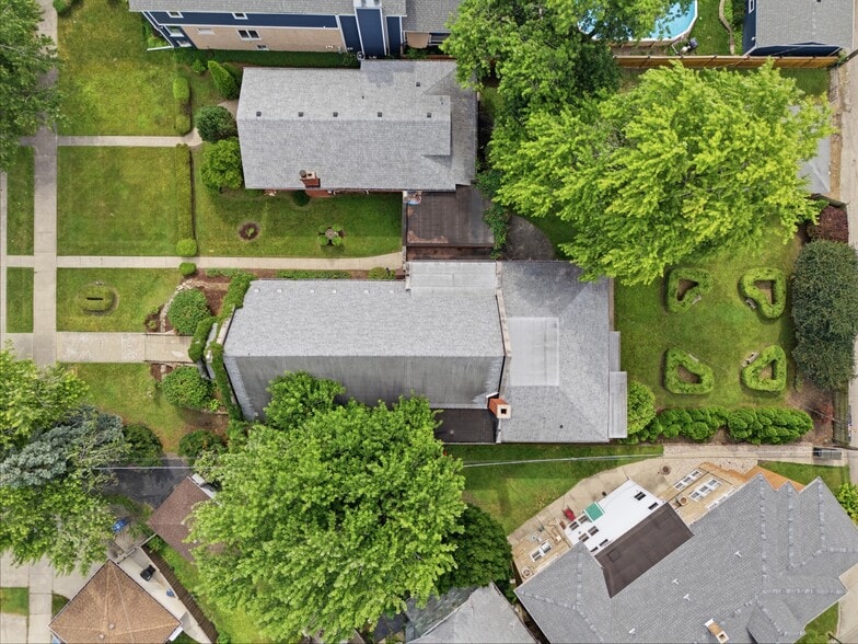 More Photos Of 6240 N Avondale Ave, Chicago Specialty For Sale