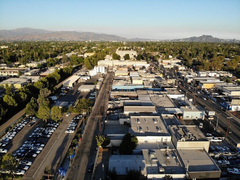 More Photos Of 14222-14226 Aetna St, Van Nuys Warehouse For Lease
