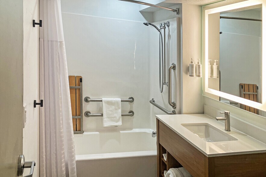 More Photos Of 2615 Commercial Way, Rock Springs Hotel For Sale