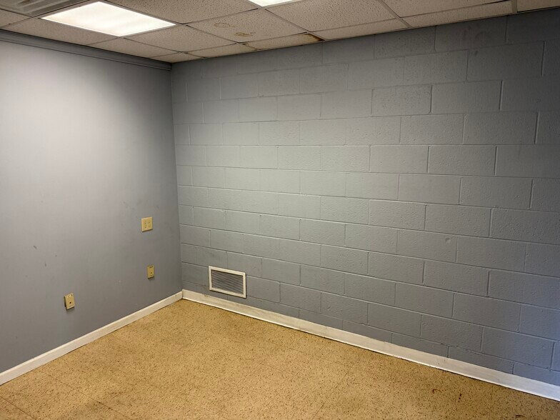 More Photos Of 900-920 W Fairfield Rd, High Point Warehouse For Lease