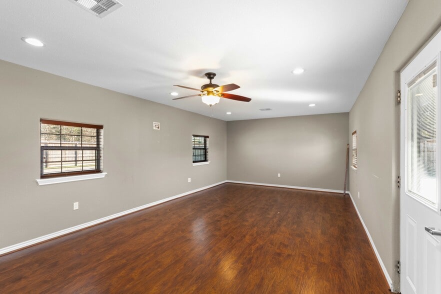 More Photos Of 1618 Callaway Dr, Alvin Warehouse For Lease