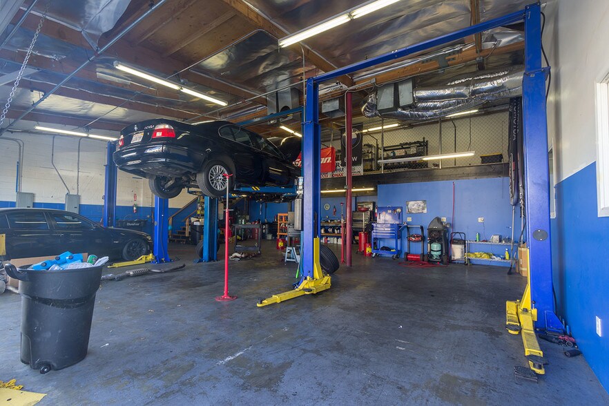 More Photos Of 26524 Ruether Ave, Santa Clarita Warehouse For Lease