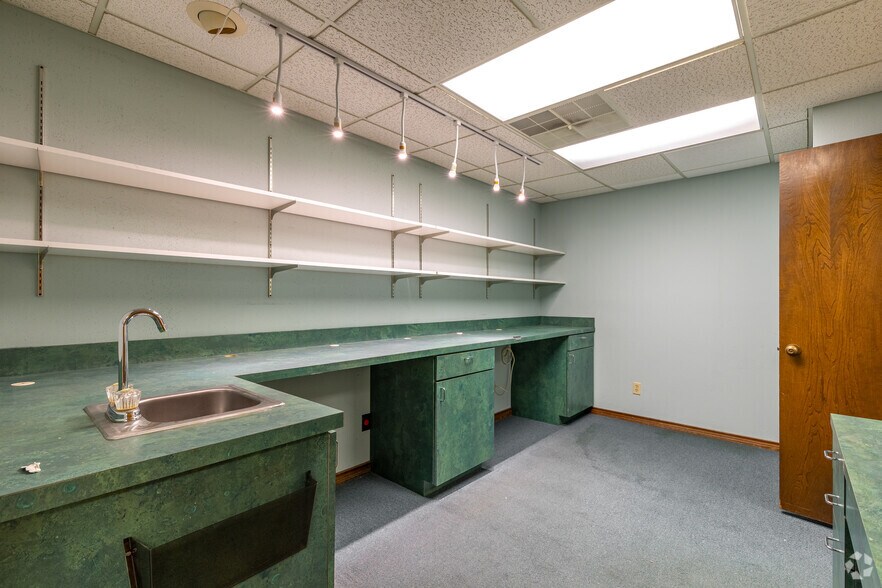 More Photos Of 1645 Dorchester Dr, Plano Medical For Lease