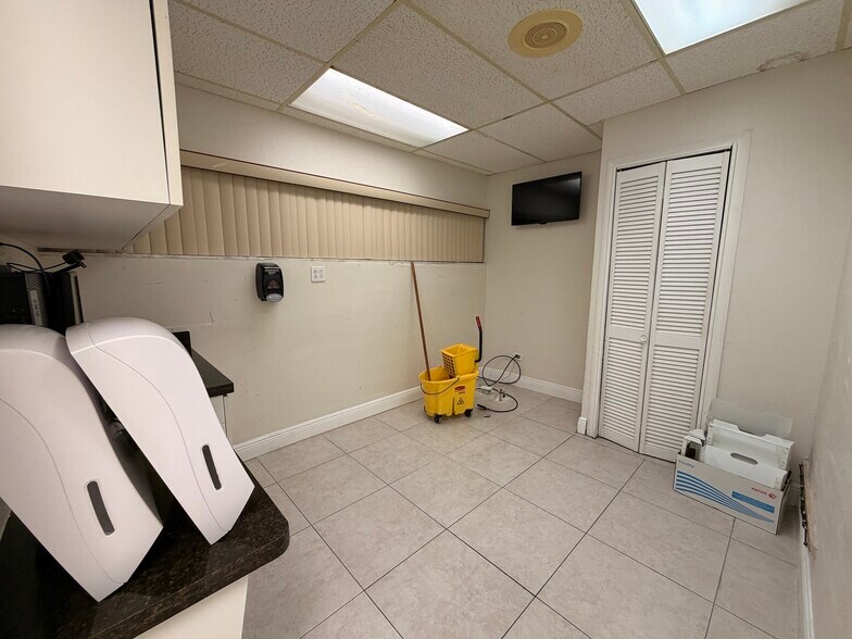 More Photos Of 2331 N State Road 7, Lauderdale Lakes Office For Sale