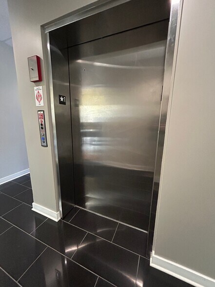 More Photos Of 3500 Western Ave, Highland Park Loft Creative Space For Lease