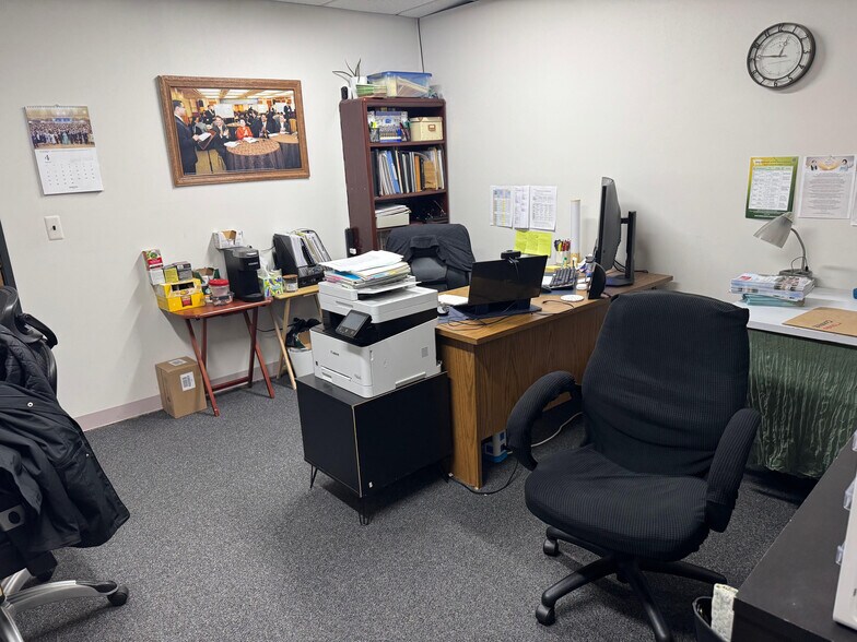 More Photos Of 31500 W 13 Mile Rd, Farmington Hills Medical For Lease