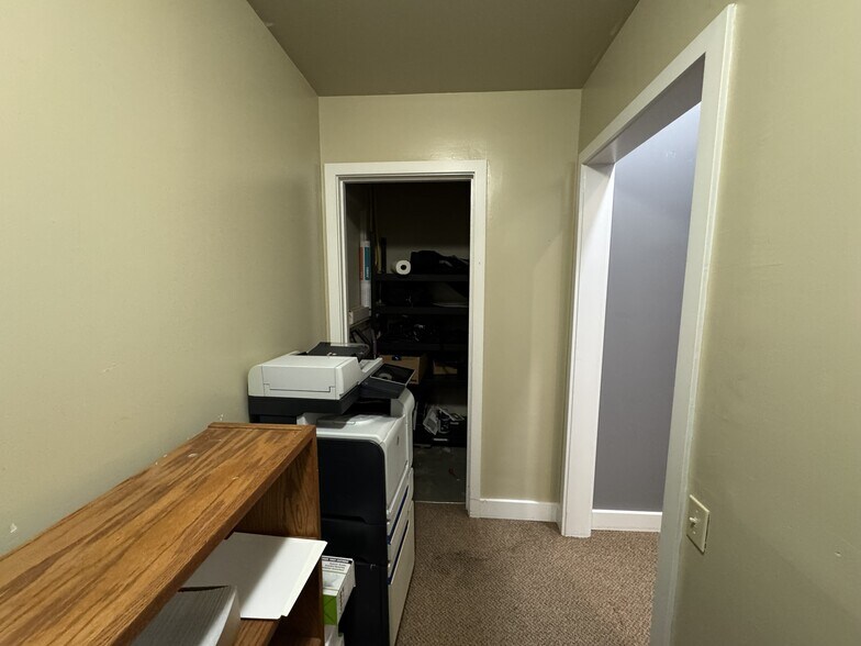 More Photos Of 422 N 4th St, Mount Vernon Office For Lease