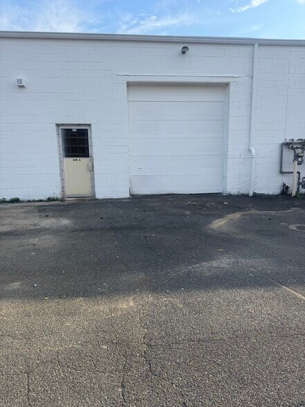 More Photos Of 110 Brook Ave, Deer Park Warehouse For Lease