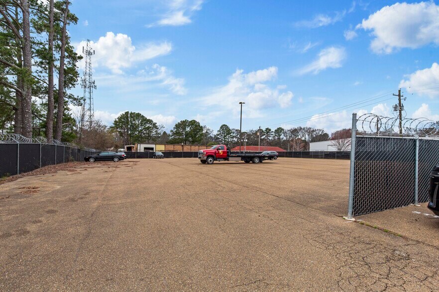 More Photos Of 5385 N I 55 St, Jackson Auto Dealership For Sale