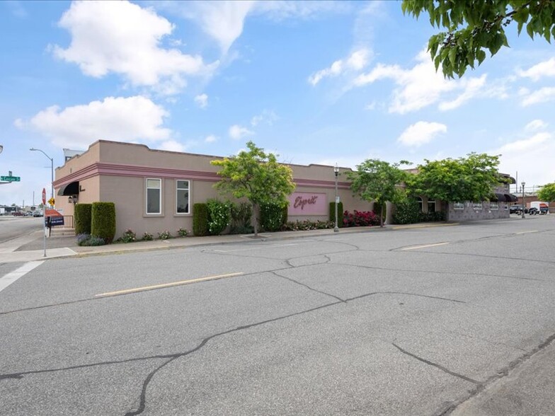 Primary Photo Of 110 N Cascade St, Kennewick Flex For Sale