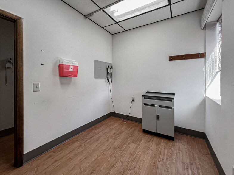 More Photos Of 119 W Lowman St, Mullins Medical For Sale