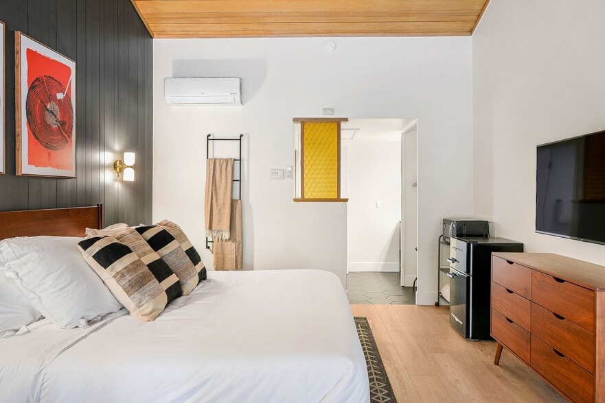 More Photos Of 4727 Dunsmuir Ave, Dunsmuir Hotel For Sale