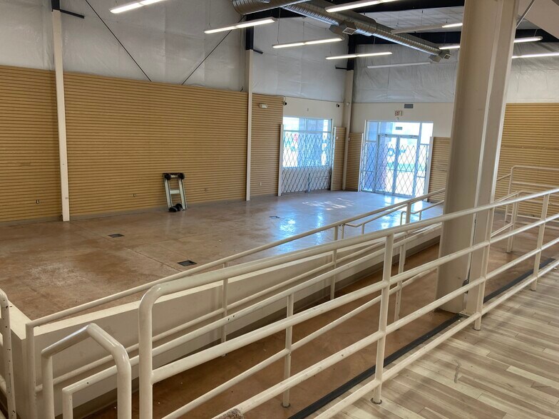 More Photos Of 1804 W 6th St, Lawrence Freestanding For Sale