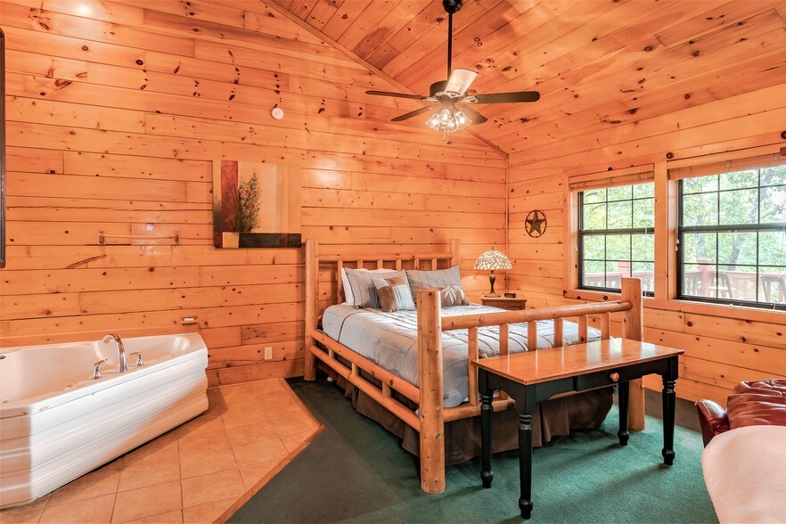 More Photos Of 15695 Highway 187, Eureka Springs Hotel For Sale